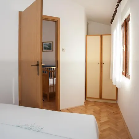 Kornelija 2 *